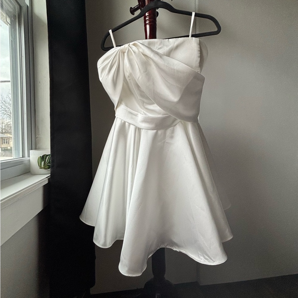 Elegant White Short Dress - Picture 5 of 6